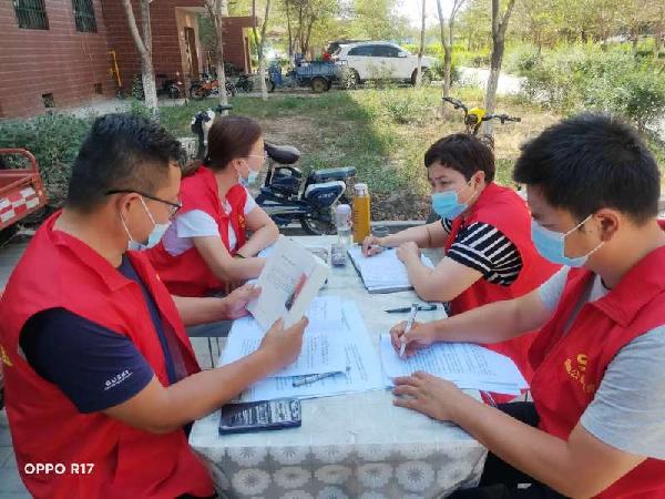图片3：玛纳斯县纪委监委下沉社区临时党支部书记王文军利用空闲时间组织党员开展学习（丁涵  摄）